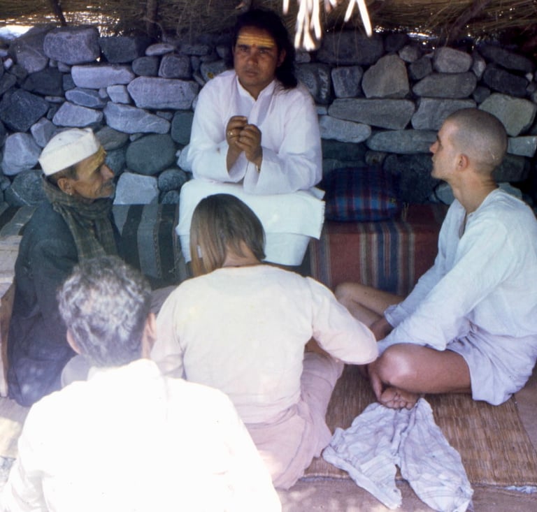 Babaji parla con alcuni devoti