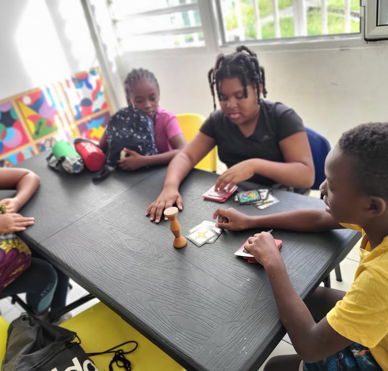 groupe d'enfants jouant à Jungle Speed