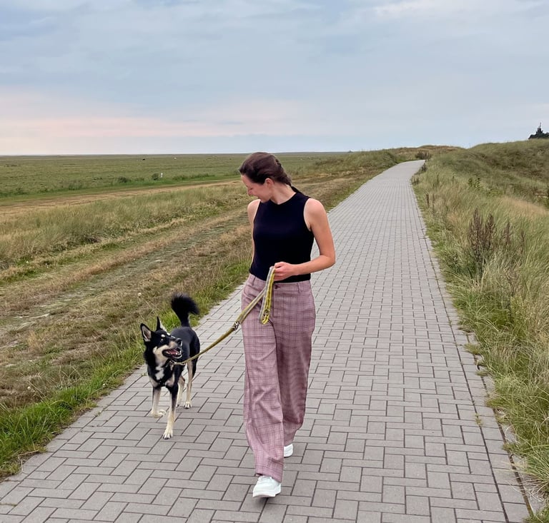 Hundetrainerin mit Hund beim üben Leinenführigkeit