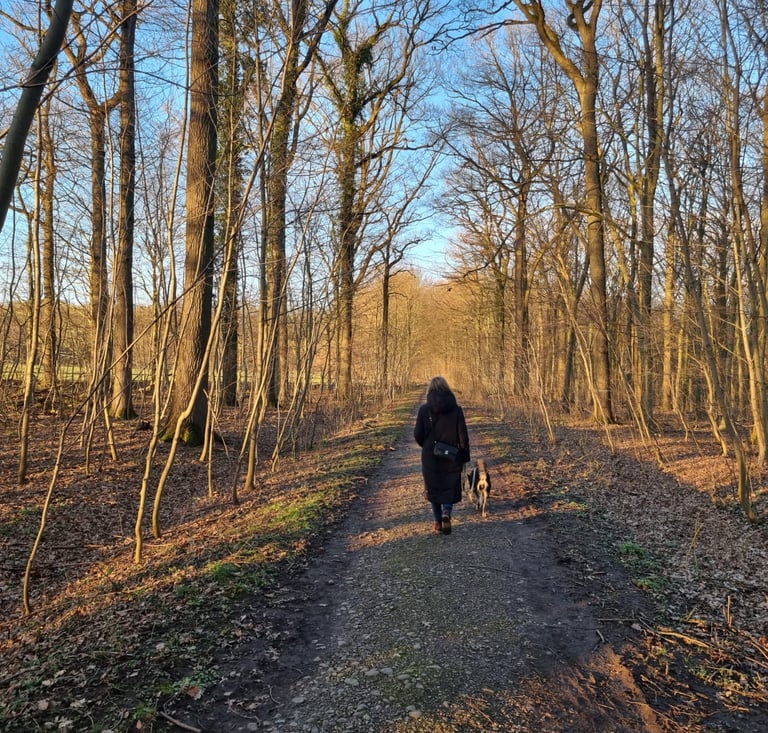 Hundehalterin bei Spaziergang mit Hund