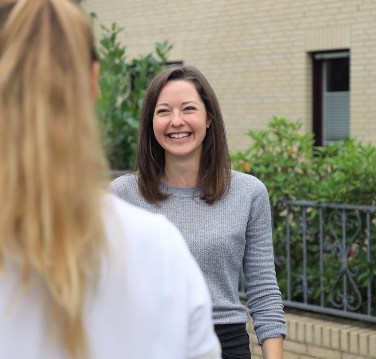 Hundetrainerin bei Gespräch mit Hundehalterin