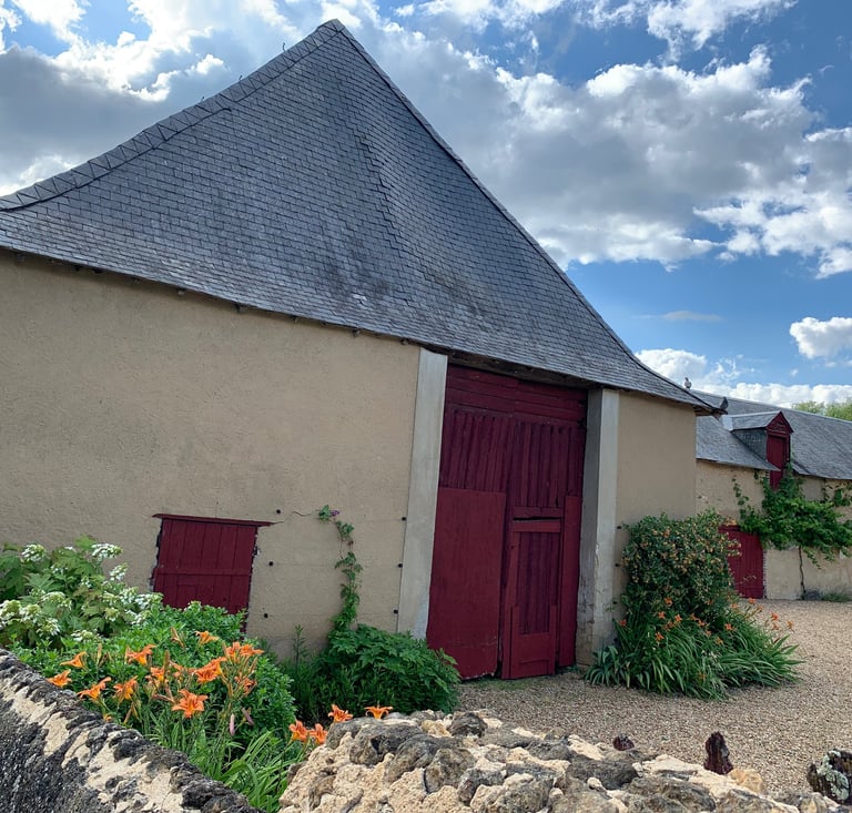 Un local fermé pour motos est proposé dans les dépendances.