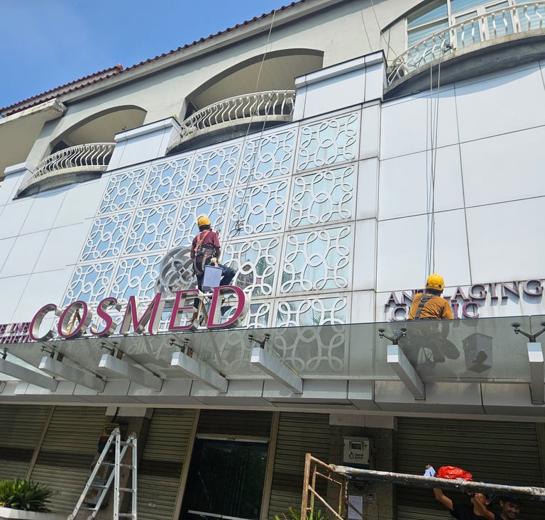 Jasa Bersih Kaca Gedung