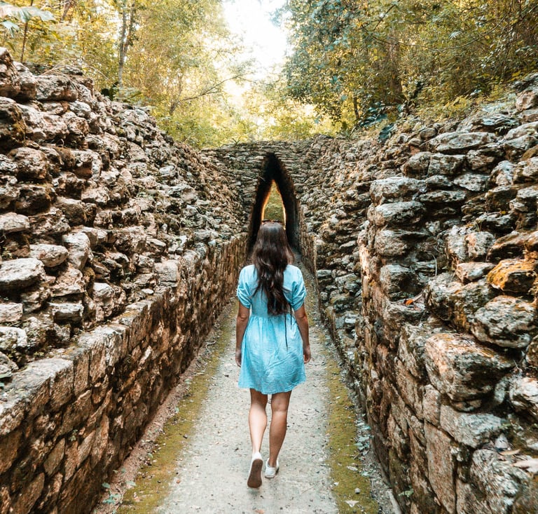 Frau in den Maya Ruinen Becan Mexiko