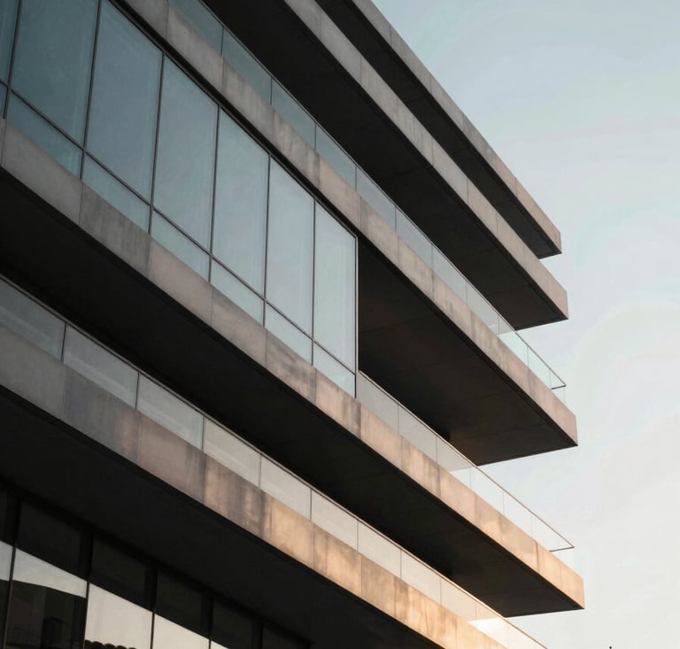 Arquitectura de hormigón que representa líderes de confianza del sector.