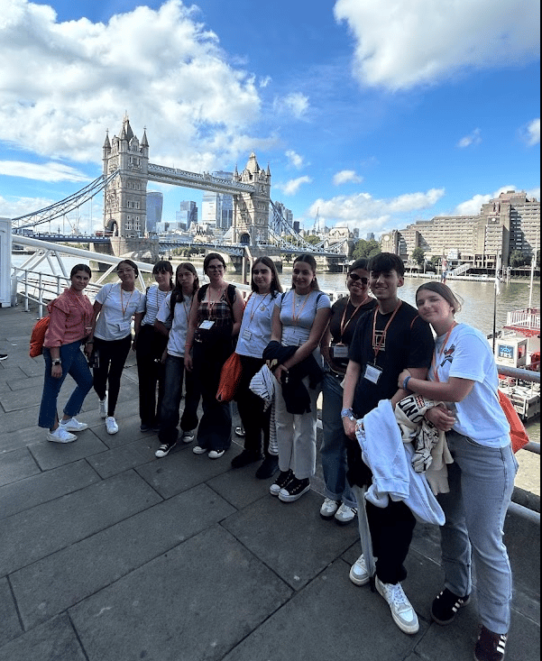 Un grupo de estudiantes de Priegoenglish por Londres, con el Tower Bridge al fondo.