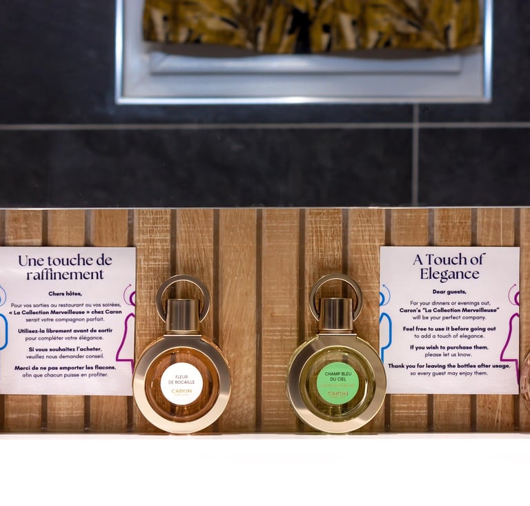 Les flacons du parfum dans la salle de bain de la chambre d'hôte du Domaine Des Lucques