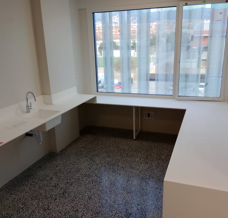 Ok solid surface zona de control de enfermería con dos alturas de trabajo