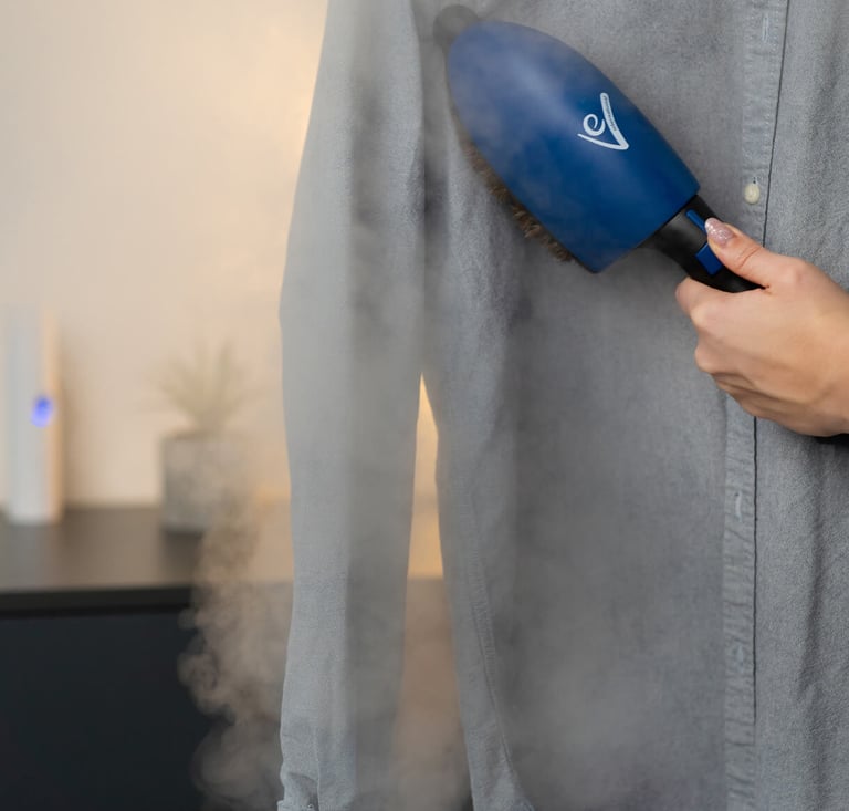 Profesjonalna szczotka parowa EV z naturalnym włosiem, służąca do dezynfekcji i błyskawicznego wygładzania tekstyliów.