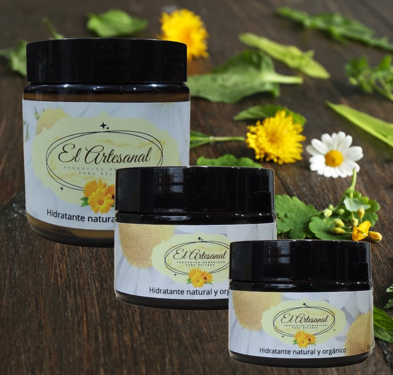 Tres frascos con crema corporal El Artesanal en madera  con flores 