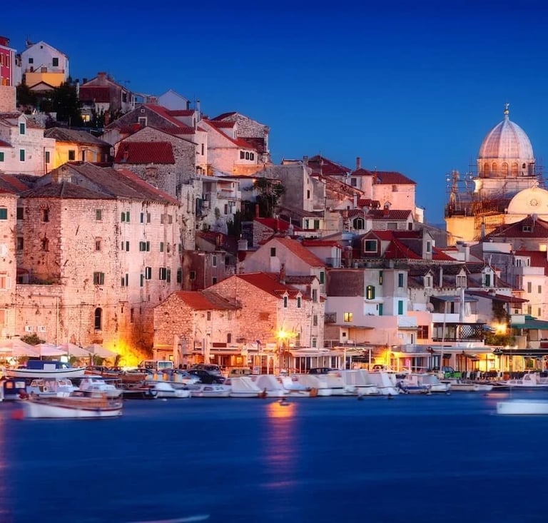 Pogled na šibensku rivu i pristanište nakon zalaska sunca.