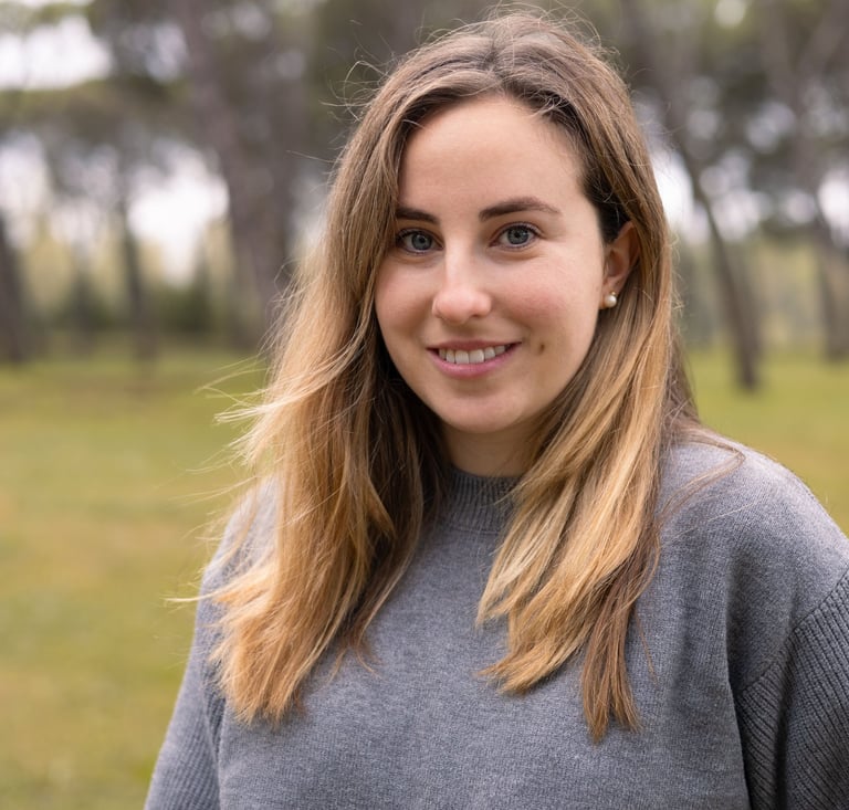 Retrat de la Clàudia Ayuso Ramírez, fotògrafa de famílies de Sant Gregori, Girona