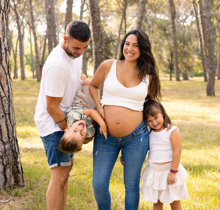 Sessió de fotos familiar a Girona amb una família feliç en un entorn natural exterior