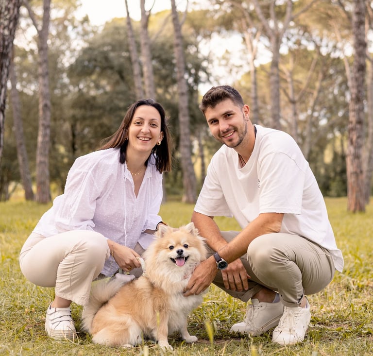 Sessió de fotos de mascotes a Girona amb un gos i parella en un entorn natural exterior