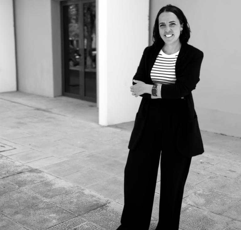 mujer en la puerta de su estudio
