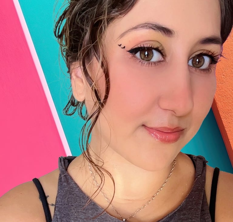 Una mujer con ojos marrones que lleva un delineador de ojos alado y un detalle de corazón en el ojo