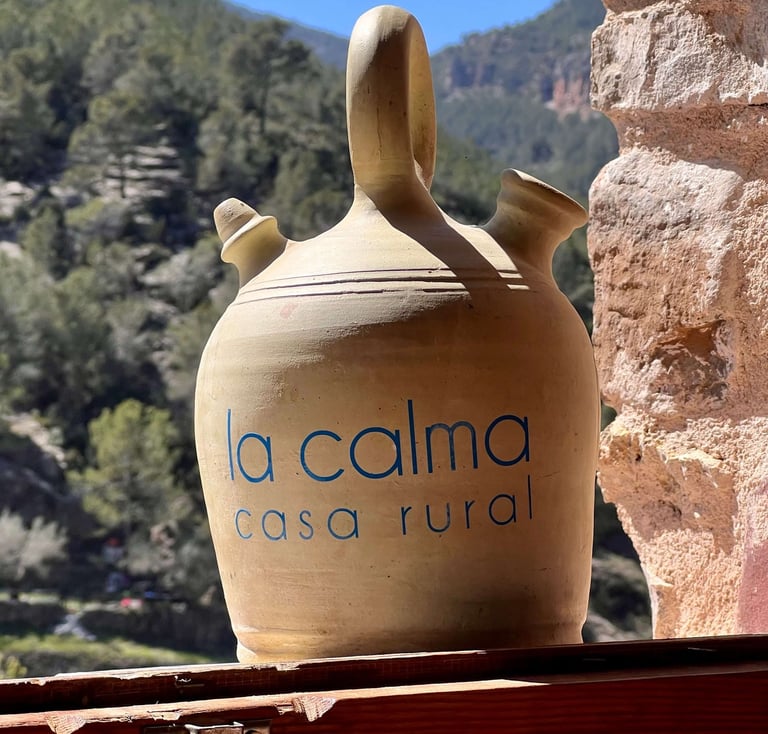 Botijo tradicional con el logo de La Calma, casa rural en Castellón, con vistas al entorno natural