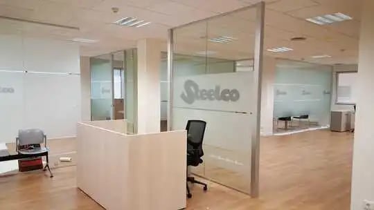 Divisorias para oficinas en cristal laminar de 5+5 mm. con lámina de vinilo exclusivo