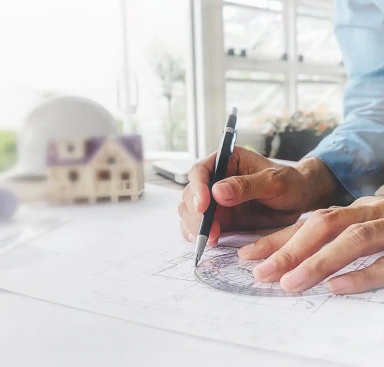 Gros plan sur des mains mesurant sur un plan