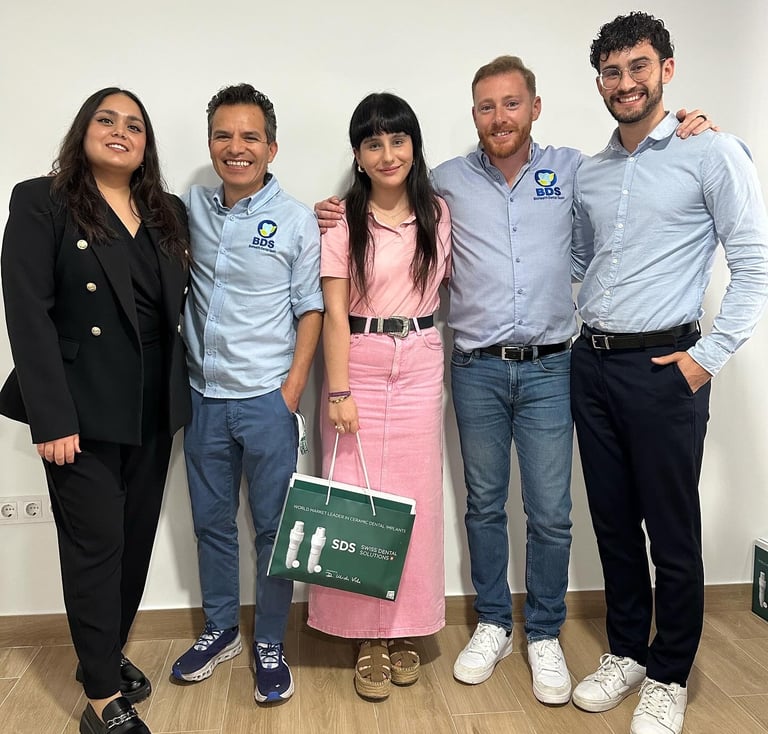 Una imagen de los dentistas biológicos con una participante