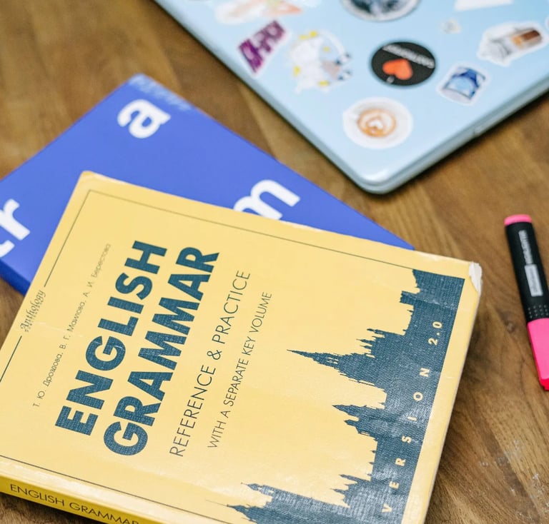 Englischbücher und ein Laptop auf einem Tisch