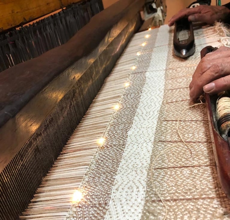 Maestro Reinaldo Niño y Sus Manos Doradas en un telar