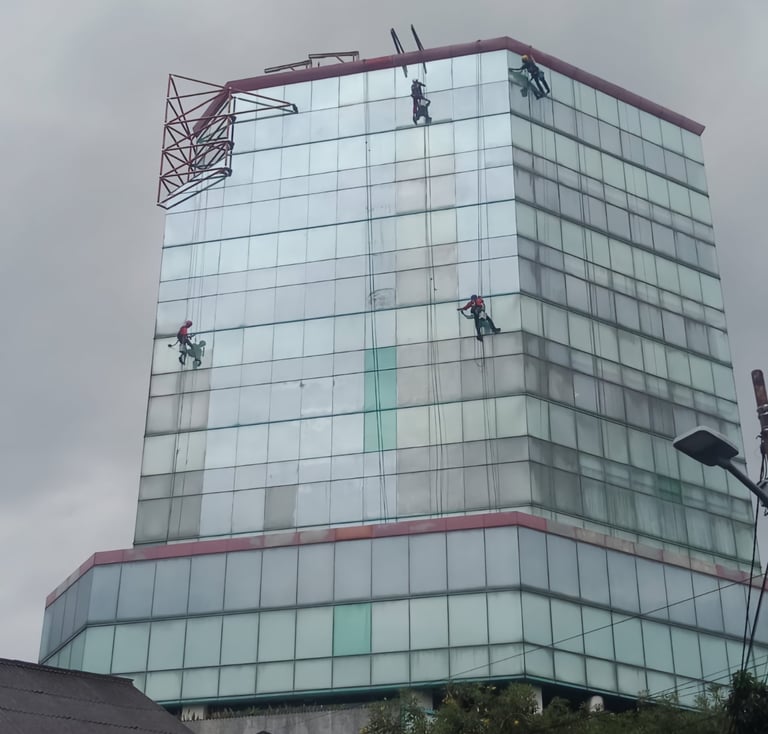 Pembersihan Kaca Gedung