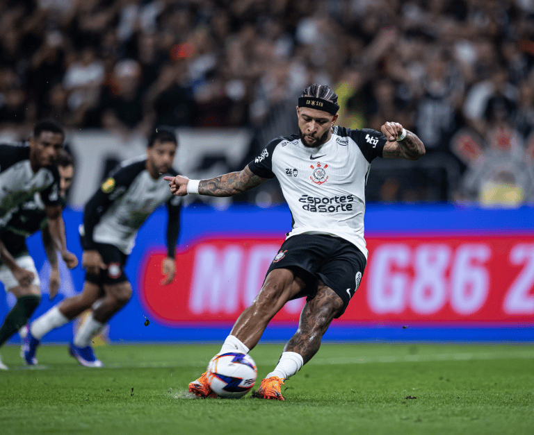 Memphis Depay tropeçando na marca de pênalti