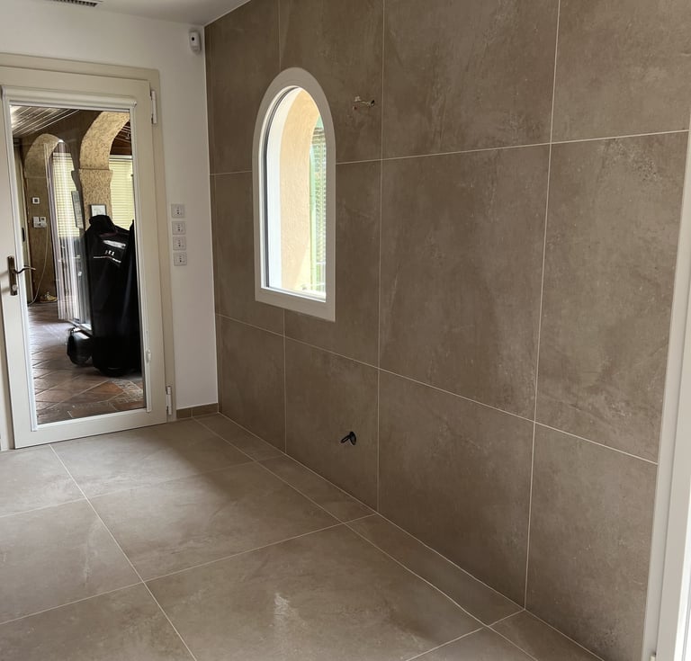 Pièce rénovée avec carrelage moderne