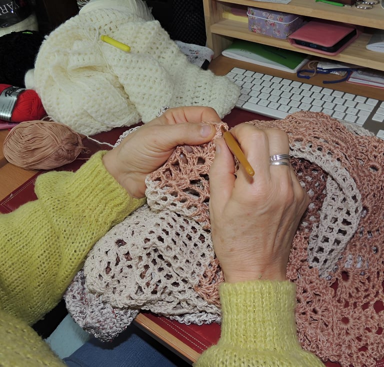 Mains de femme qui fait du crochet dans l'atelier Cachalabibi en France