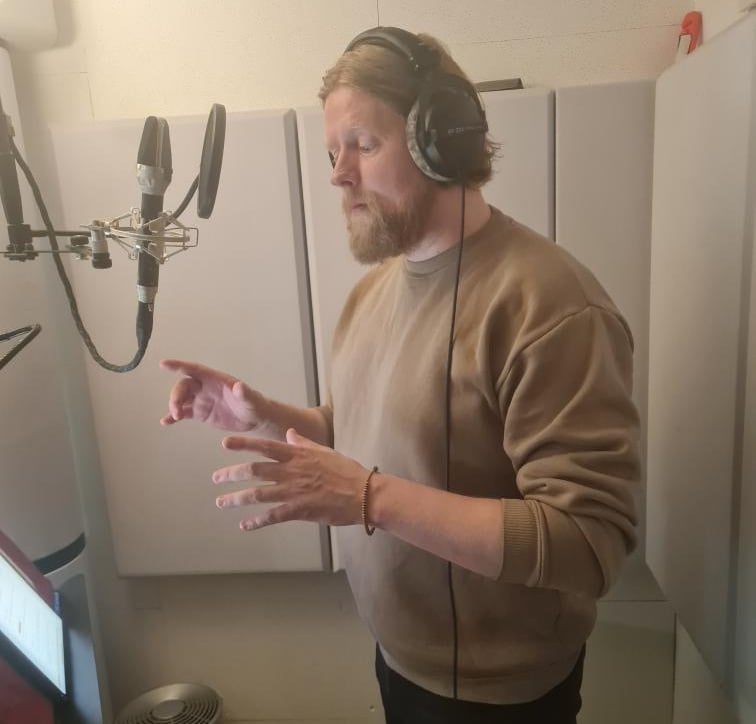 Sascha von Hinrichs im Hörbuch Tonstudio Berlin für "Existence - Das ewige Leben" am Mikrofon