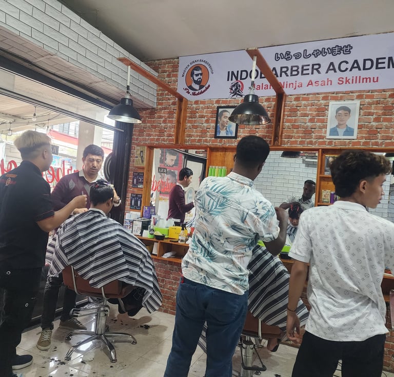 Suasana pelatihan peserta kursus potong rambut barbershop Indobarber Academy Surabaya