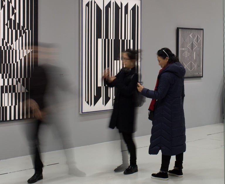 Cory Arcangel: Artista pós-conceitual americano, Arcangel trabalha em diversas mídia