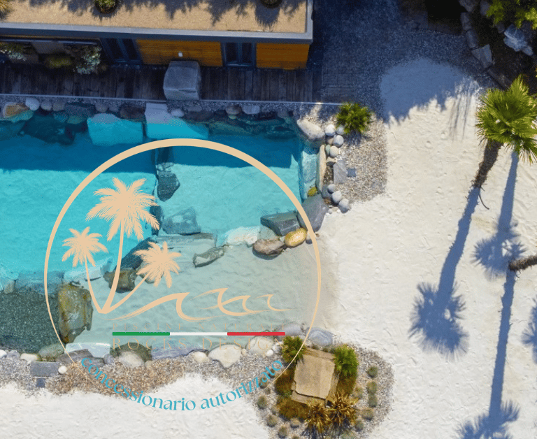 piscina scenografica con rocce sabbia e palme