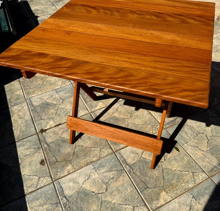 Mesa dobrável de 0,9m x 0,9m em peroba