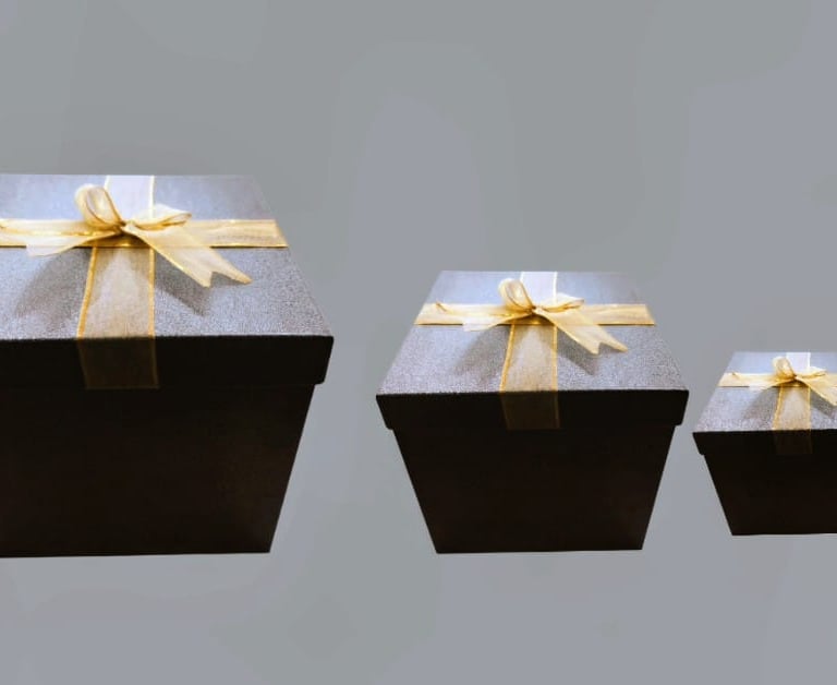 set de cajas para regalo elegante color plomo con moño dorado