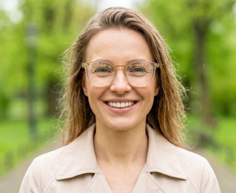 Powłoka antystatyczna, antyrefleksyjna i hydrofobowa – jak chronią okulary?