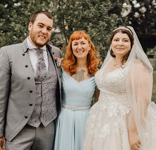 Sommer Hochzeit! Ein traumhaftes curvy Hochzeitspaar, das nach der Trauung in die Kamera strahlt.