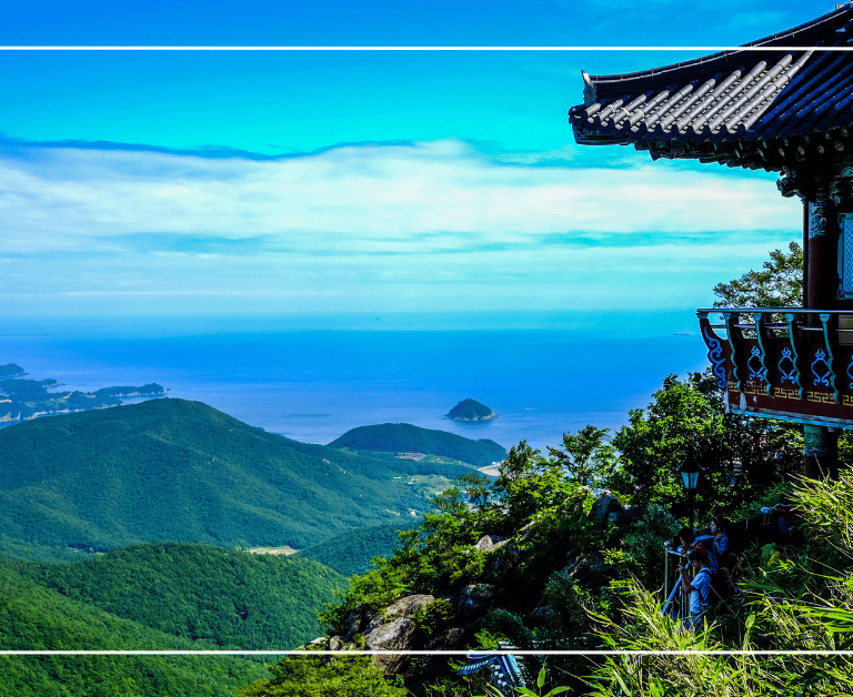 Temple traditionnel en Corée du Sud avec vue sur la mer et les montagnes. Voyage culturel en Corée