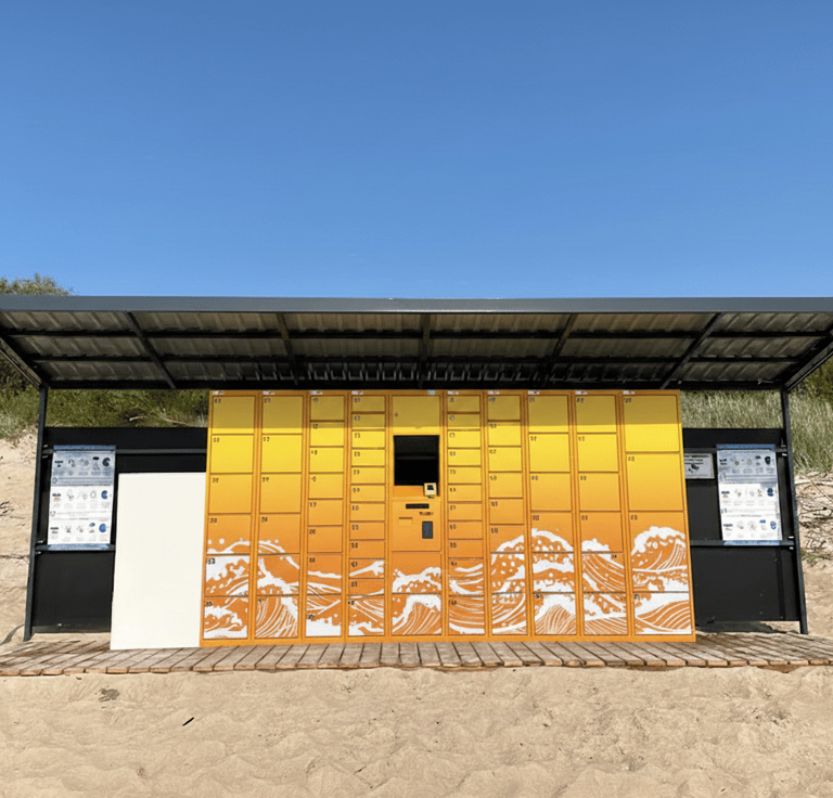 napsárga strandszekrény előtetővel