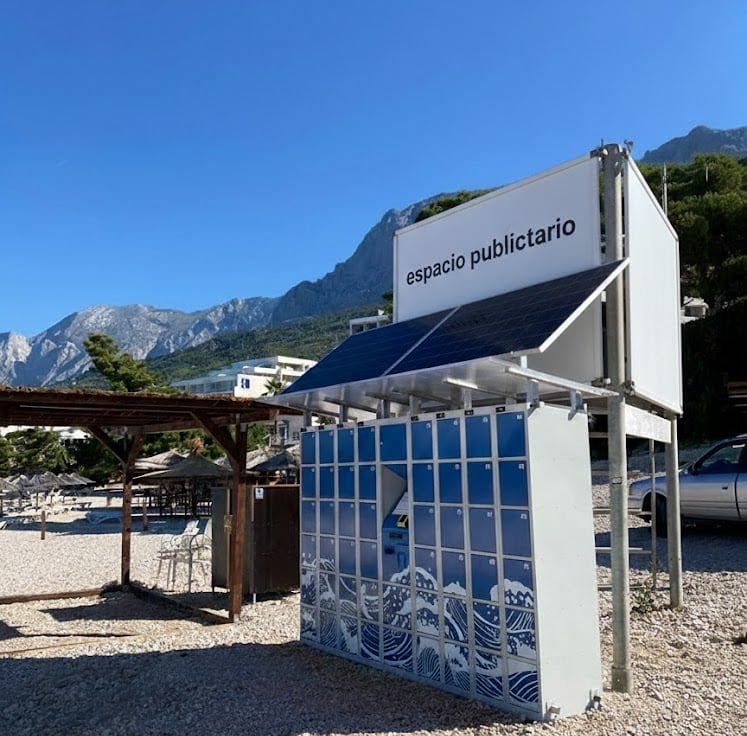 kék színű strandszekrény napelemekkel a tetején