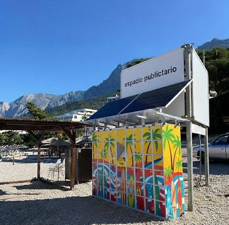 strandszekrény napelemekkel felszerelve