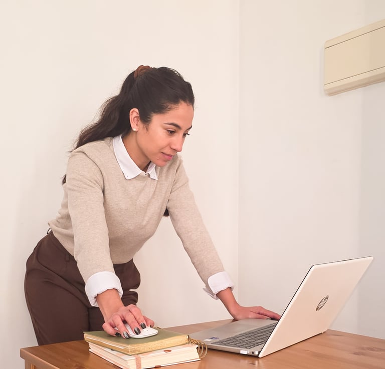 Agustina Flores, asistente ejecutiva digital, trabajando en su escritorio.