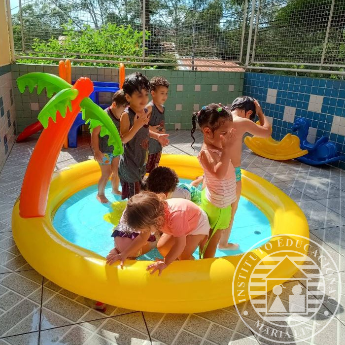 Alunos brincando em uma piscina