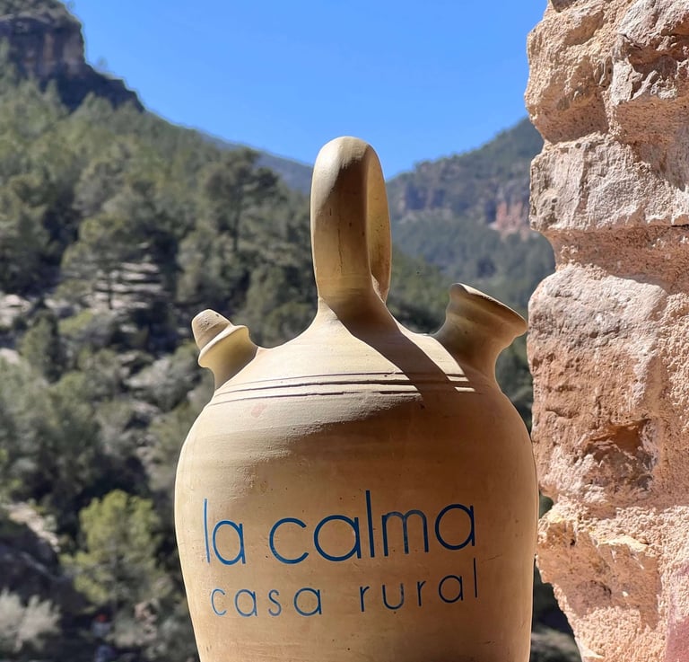 Botijo tradicional con el logo de La Calma, casa rural en Castellón, con vistas al entorno natural