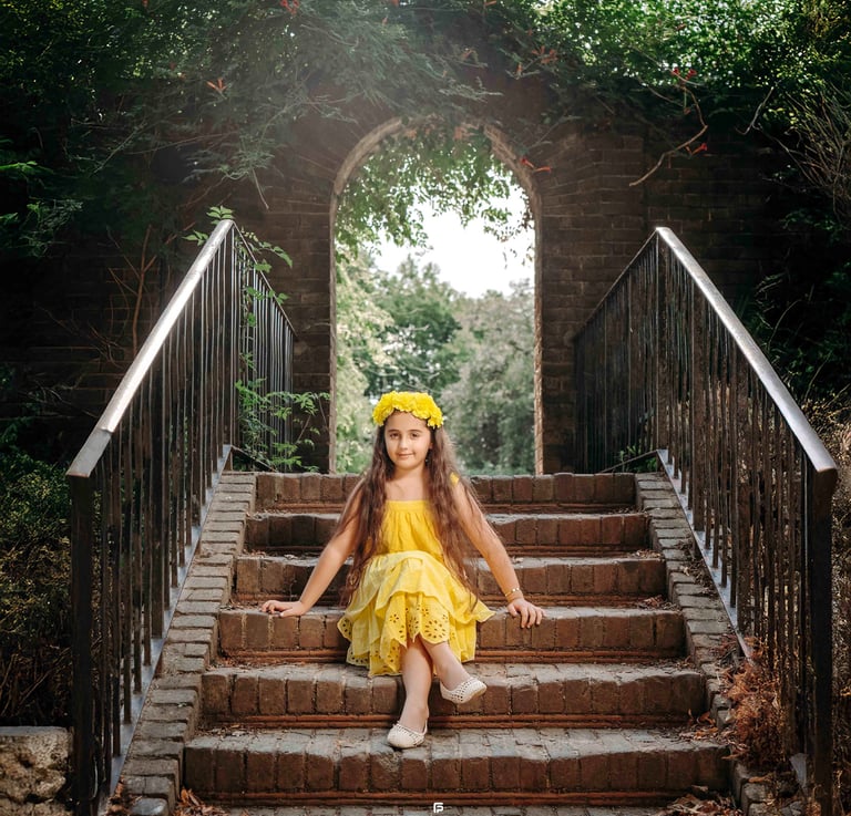Girl in yellow dress sitting on stone stairs – Fred Art Studio outdoor session