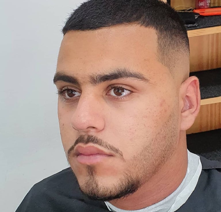 corte de pelo y barba en peluquería de caballeros
