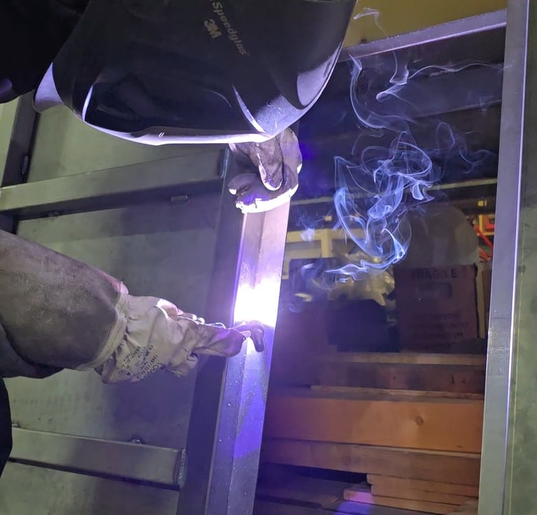 soudeur tig dans un atelier de chaudronnerie métallerie