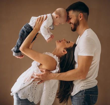 Père mère et enfant heureux