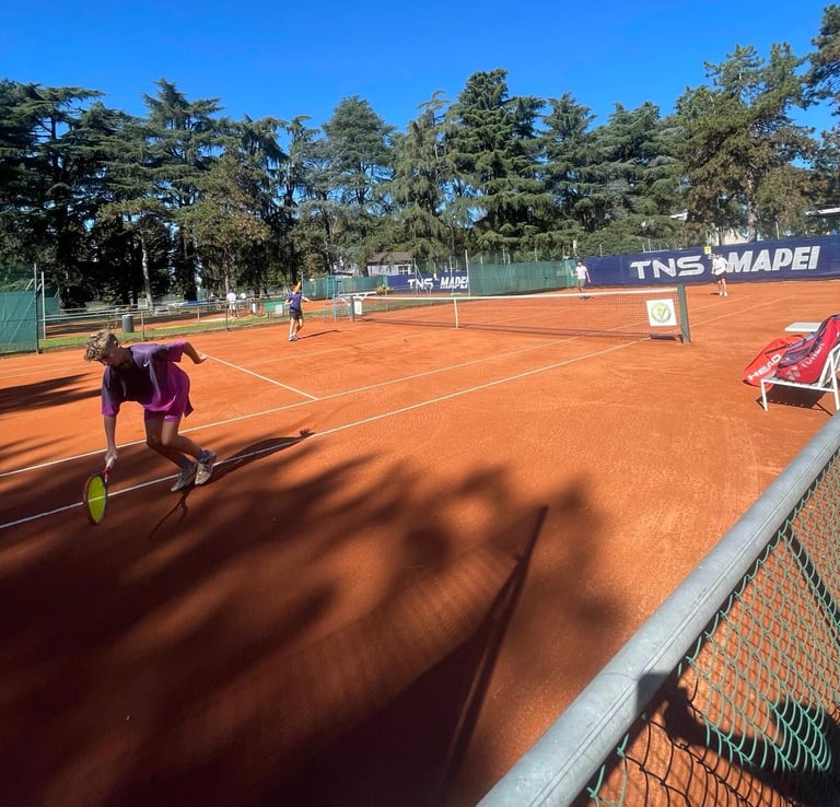 Campo da tennis in terra rossa presso il Centro Tennis Aeronautica, Milano.